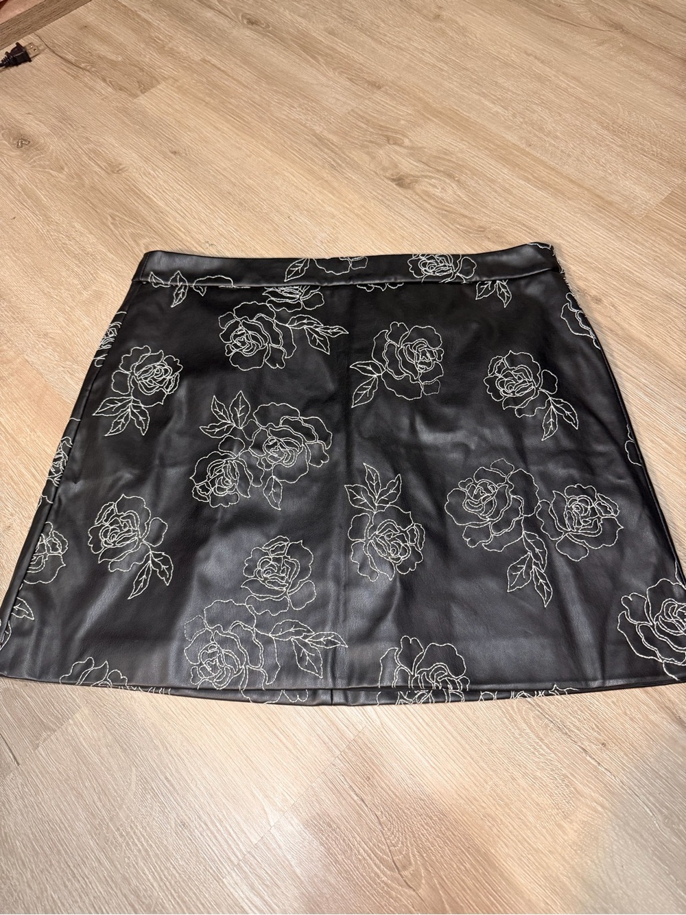 NWT RW&CO Faux Leather Floral Embroidered Mini Skirt Size 16 Goth Grunge
